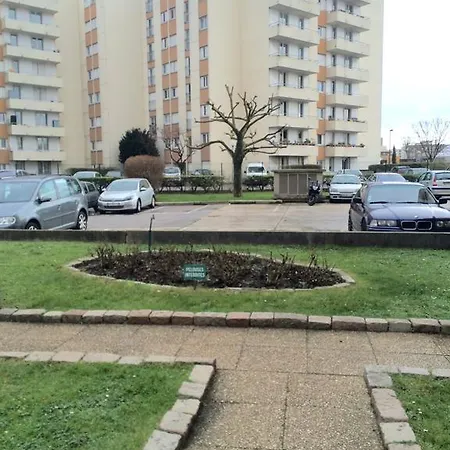 Studio Apartment Le Bourget